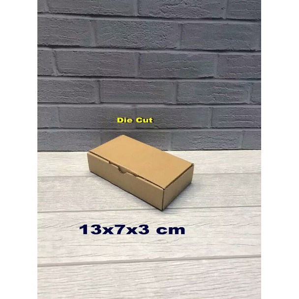 

Kardus 13 x 7 x 3 cm