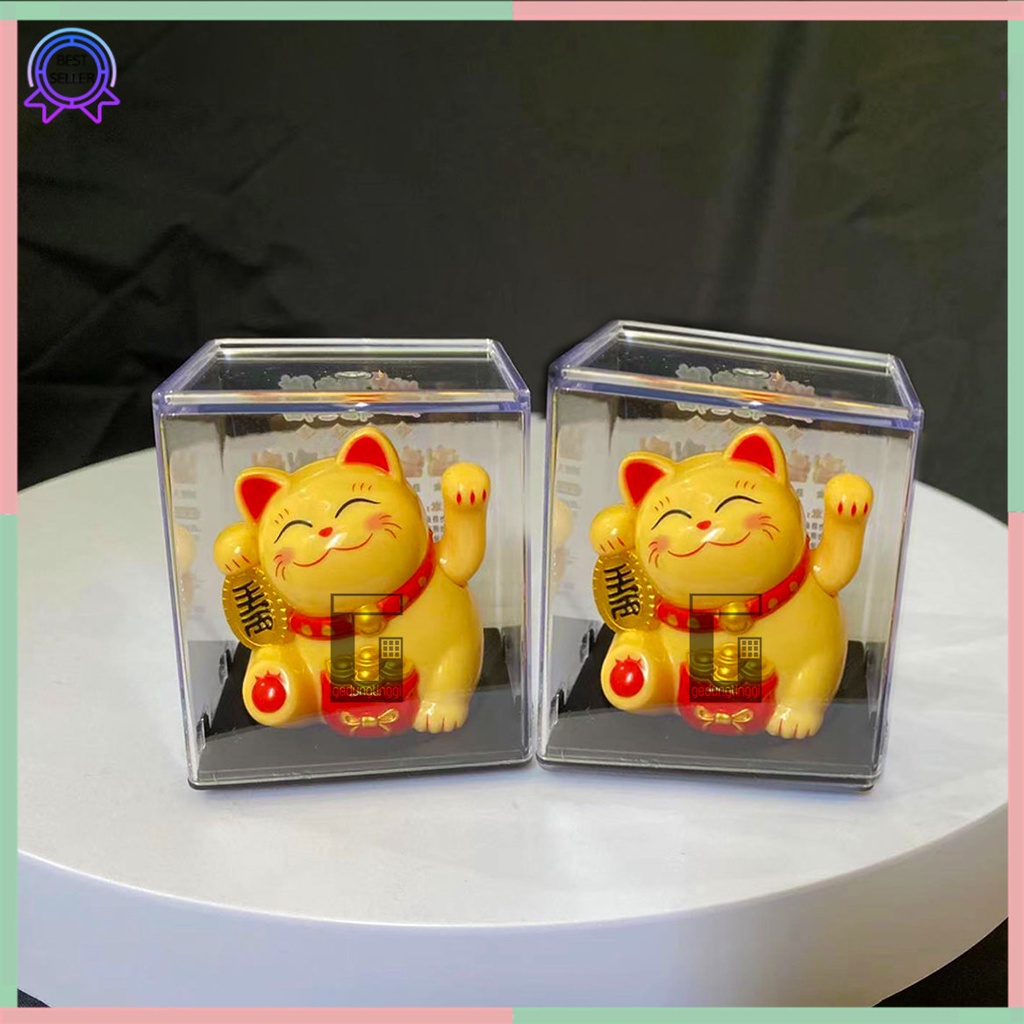 Patung Pajangan Boneka Hiasan Kucing Hoki Keberuntungan Lucky Cat Rejeki Maneki Neko Maneko Neki Tangan Goyang Gerak Bergerak Melambai Solar Baterai Batrai Batre Dashboard Mobil Meja Toko Kasir Cafe Cina China Jepang Murah Ukuran Size Kecil Mini Imut Lucu