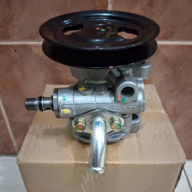 Steering pump/Pompa Power steering Mitsubishi L300 Original merk KYB