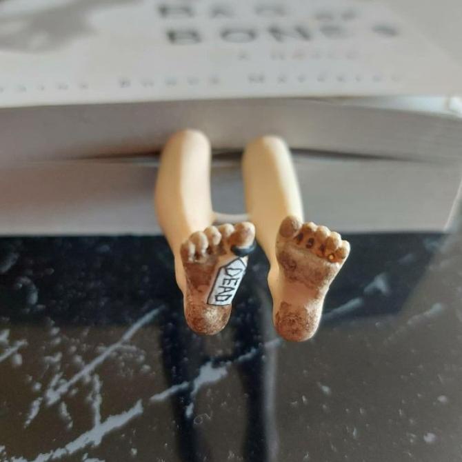 

{{{{{{] MAR082- RESIN BOOKMARK CORPSE PEMBATAS BUKU MAYAT