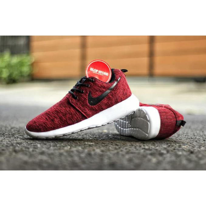 nike roshe runs maroon