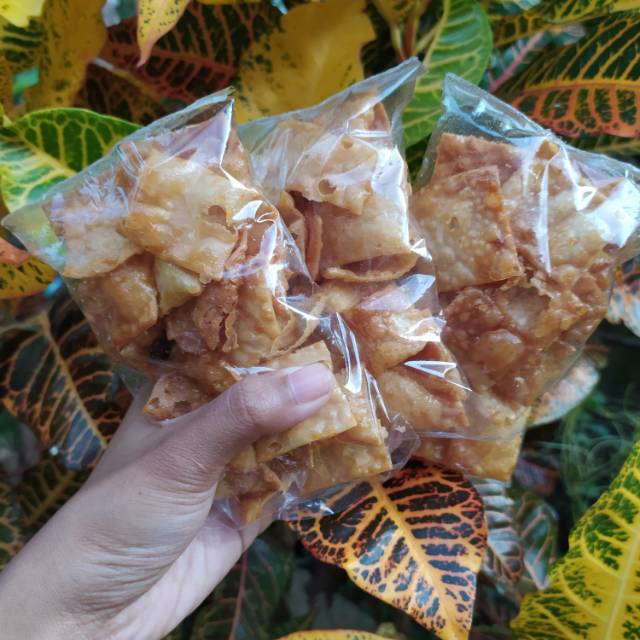 

Kripik Criwis / kripik pangsit pedas manis