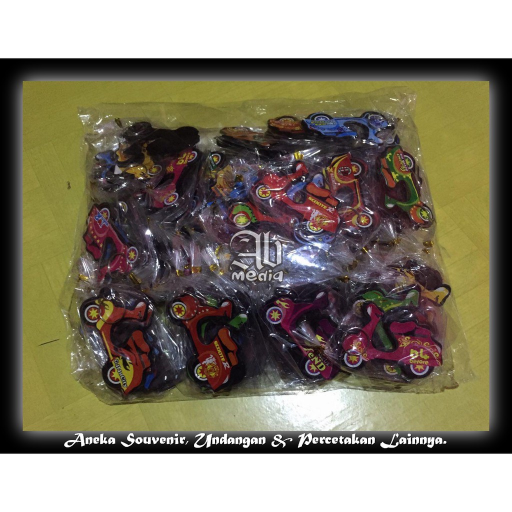 Gantungan Kunci Vespa Souvenir Pernikahan /  Ganci Cinderamata Pernikahan