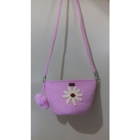 Tas rajut wanita alas bulat aksen bunga hiasan pom pom
