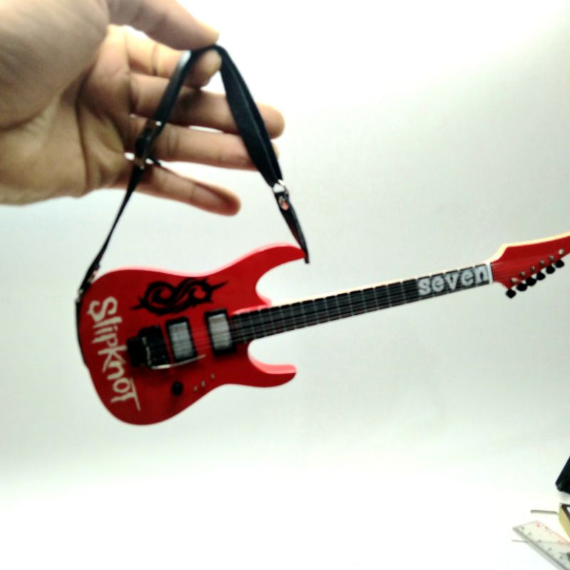 miniatur gitar ibanez slipknot seven red.pajangan.hiasan rak.aksesoris.dekorasi ruangan.kado.hadiah.
