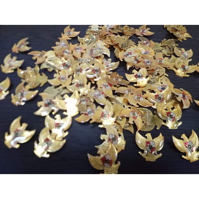 Pin Garuda Kuningan Resin Glass