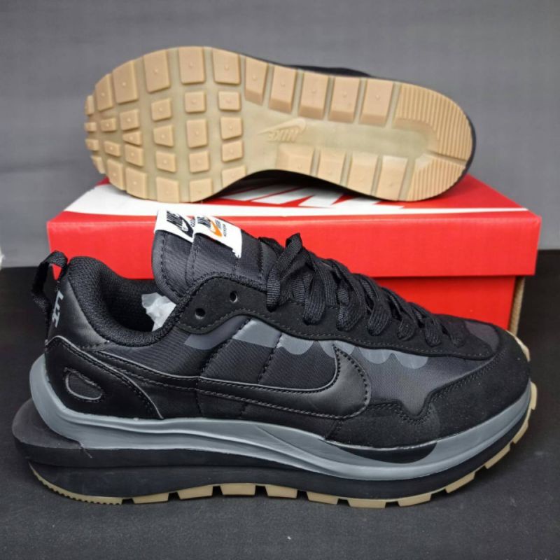 SEPATU SNEAKERS VAPORWAFFLE x SACAI BLACK SUMMIT WHITE PURE PLATINUM-BLACK GUM