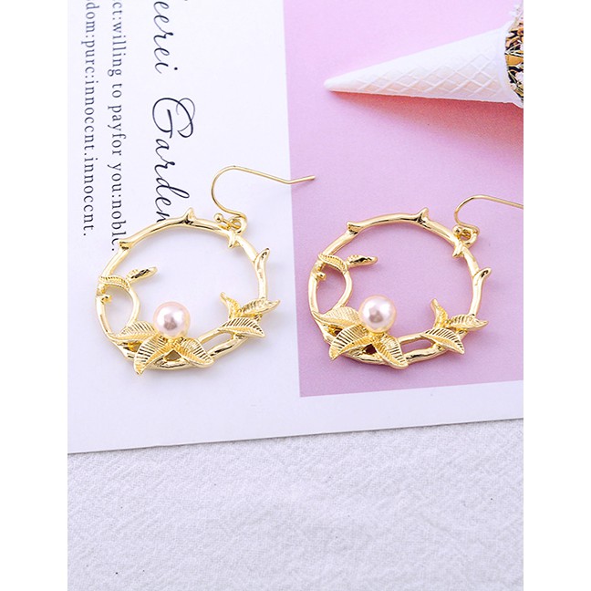 LRC Anting Gantung Fashion Gold Electroplated Leaves Geometric Circle Pearl Earrings F94085