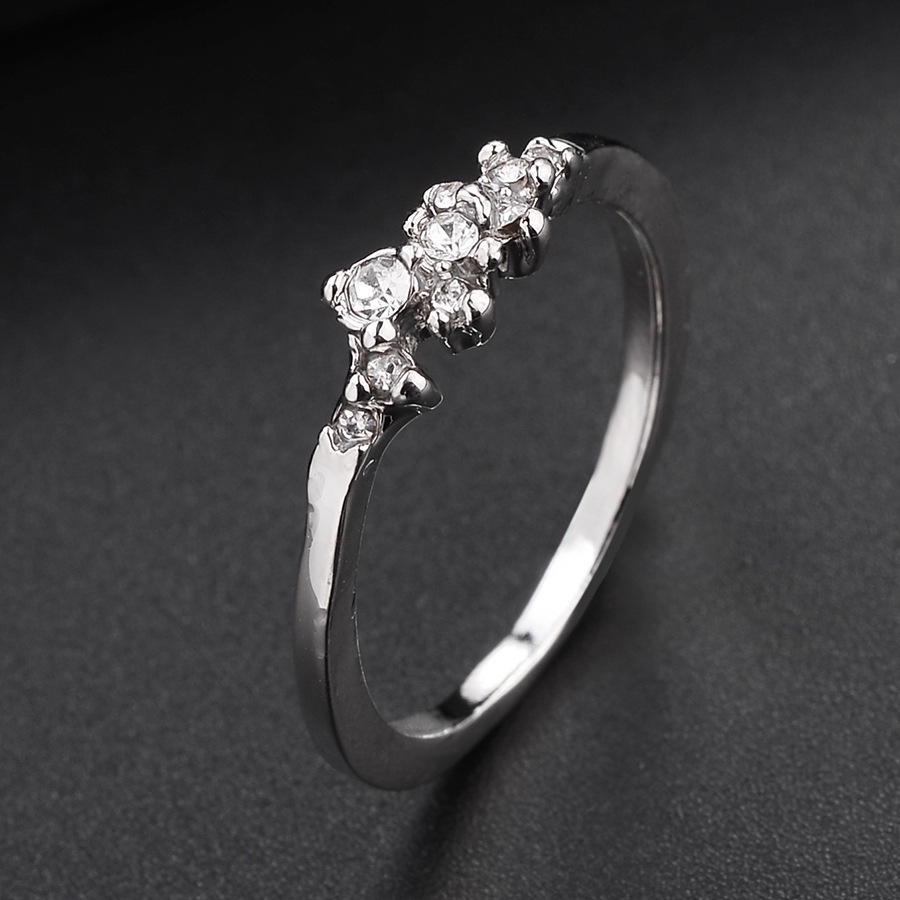 Cincin Simple Casual Lapis Emas dengan Hiasan Zirconia 