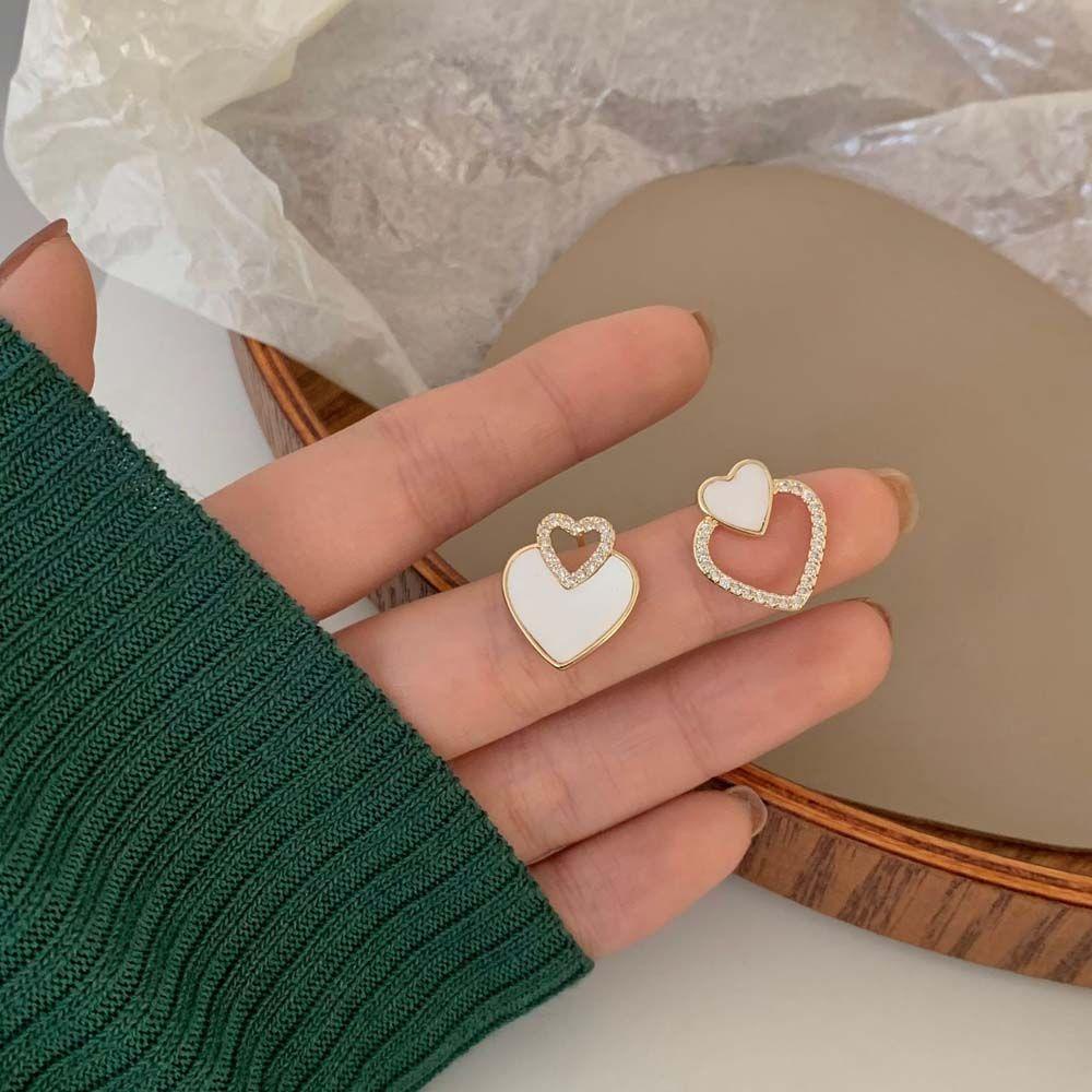 Mxbeauty Anting Pejantan Cinta Temperamen Elegan Berongga Fashion Perhiasan Asimetris Berlian Imitasi Alloy Ear Studs