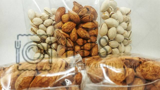 

Kacang Almond dan Kacang Pistachios