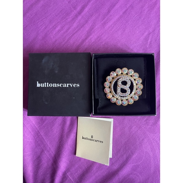Sara brooch buttonscarves
