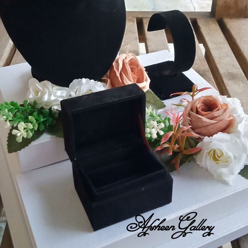 Box seserahan perhiasan