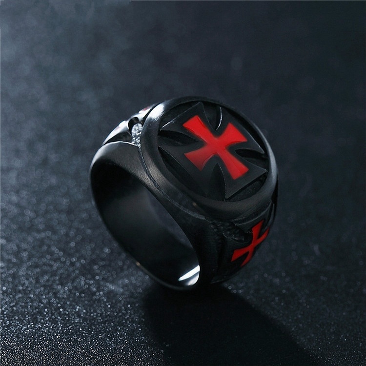 Cincin Bentuk Perisai Ksatria Templar Crusader Bahan Stainless Steel Warna Hitam Merah Untuk Pria
