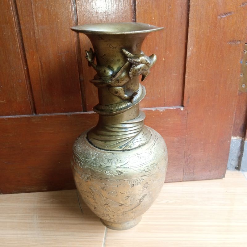 Guci Pod Bunga ukir Ular Naga Antiq umur 100 th bahan kuningan