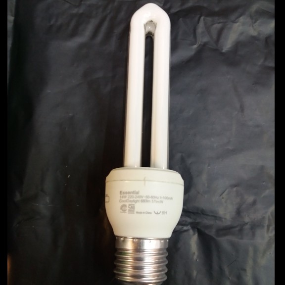 Philips Essential 14Watt Putih/ Kuning (sudah termasuk Bubble Wrap)