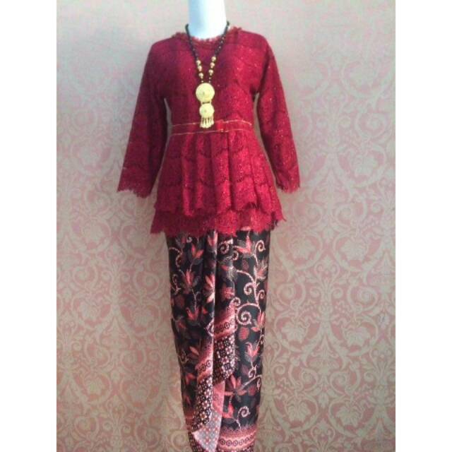 20+ Ide Kebaya Brokat Warna Merah Maroon