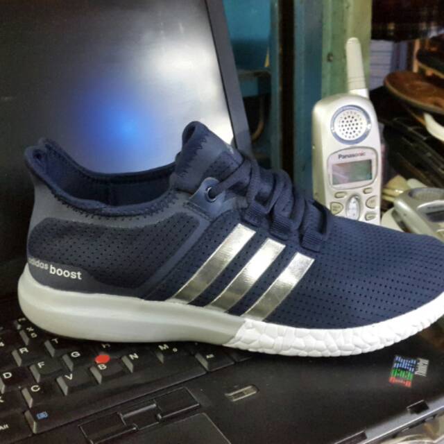 Sepatu senam adidas boost buat wanita