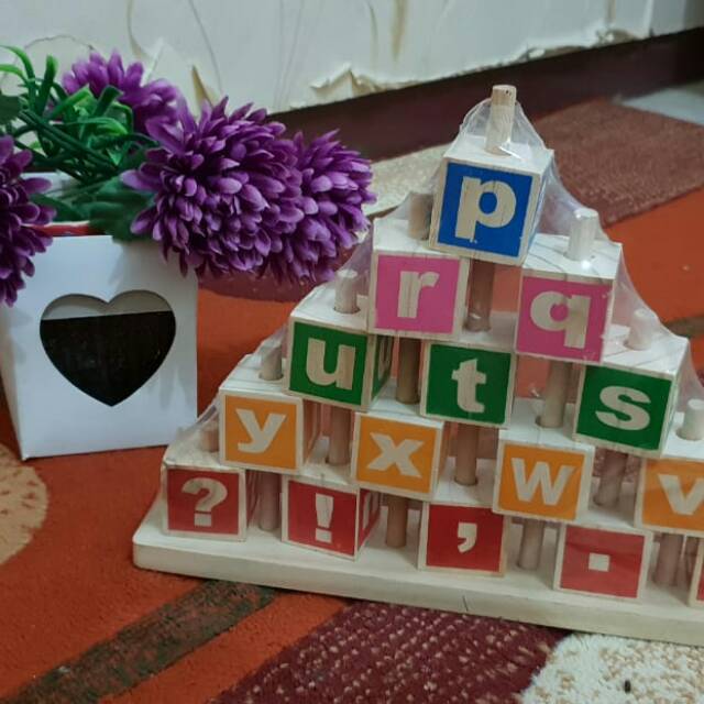 Balok alfabet huruf kecil bentuk pyramid