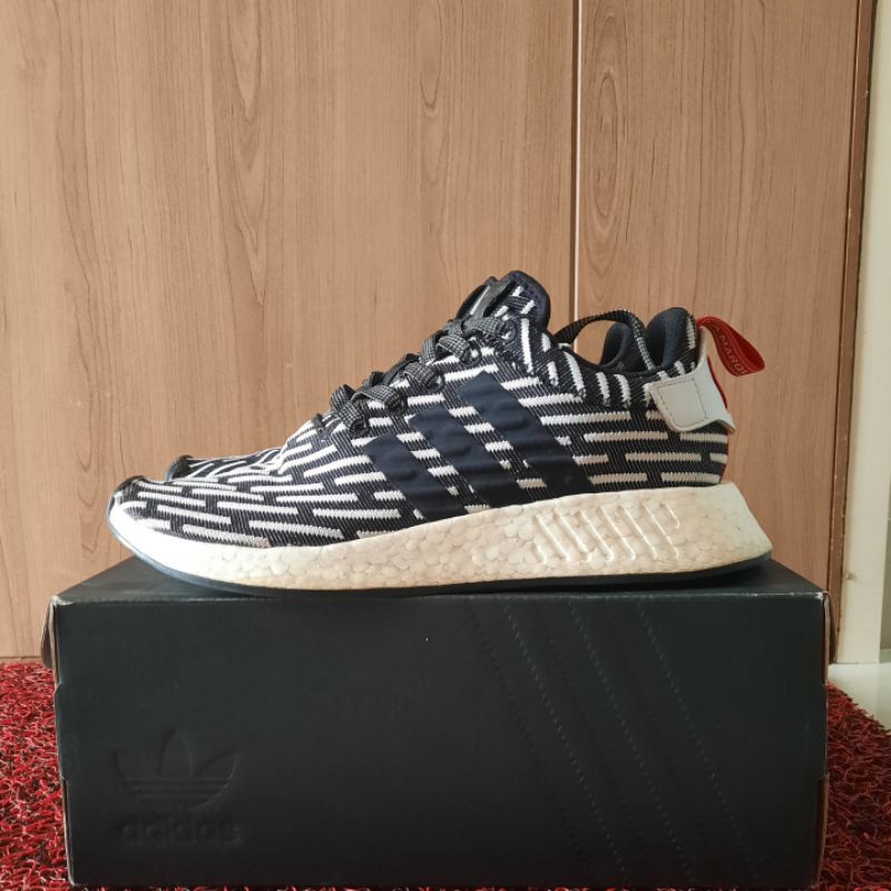 Sepatu Sneaker kasual Adidas NMD R2 Zebra Hitam Putih. Original 100%