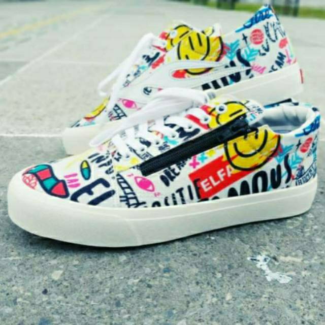 Sepatu elfamous low white furry zipper size 42