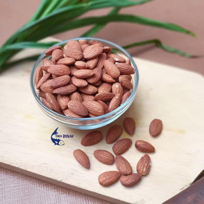 

Kacang Almond Mentah Kupas Premium 500Gram / Peanut Almond California Lowienjan24