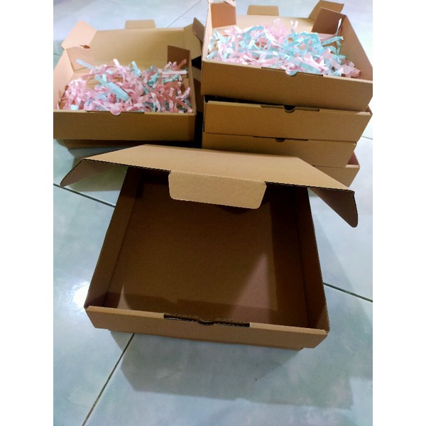 

Box dengan kertas warna