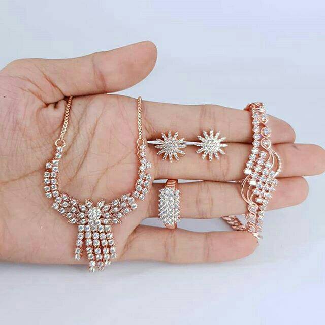 Set perhiasan berlian imitasi