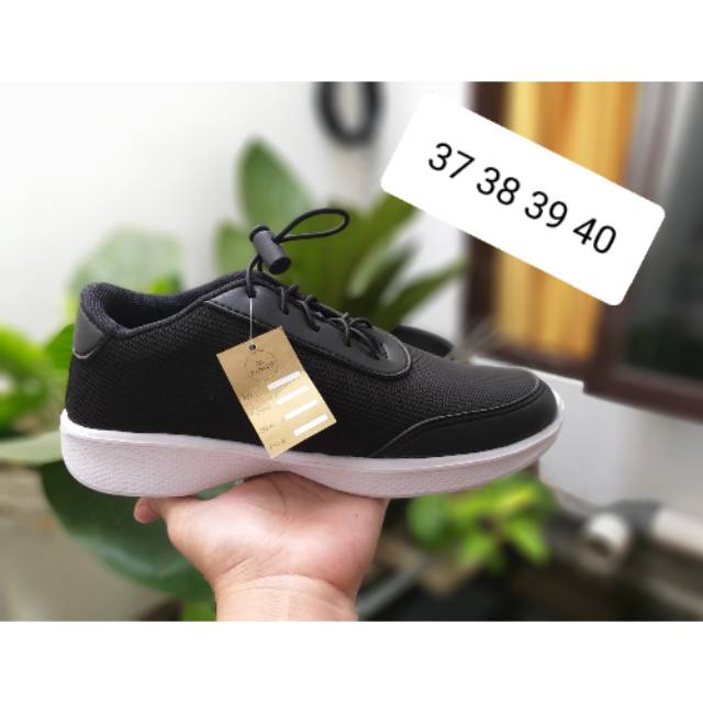 Sepatu sport Yongki Komaladi