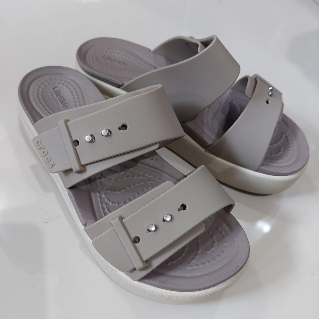 Crocs / Crocs Brooklyn Buckle Wedge / Sandal Wedges / Sandal Crocs / Crocs Wanita / Crocs Wedges / Selop Wanita / Wedges Wanita / Sandal Hak / Wedges Wanita / Crocs Perempuan / Selop Wanita / Crocs Selop / Crocs Brooklyn