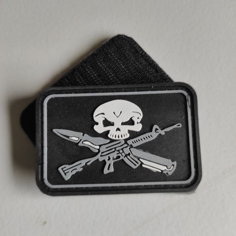 PATCH RUBBER LOGO TENGKORAK SENJATA SILANG/TEMPELAN EMBLEM KARET VELCRO TACTICAL