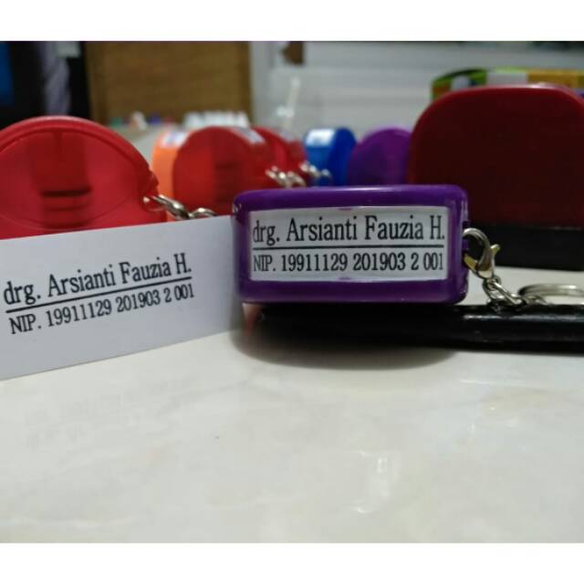 

STEMPEL NAMA DOKTER NIP SIP PERAWAT BIDAN 13X35 MM GANTUNGAN KUNCI