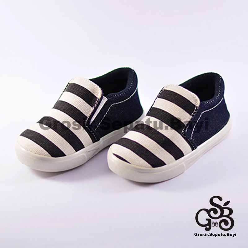 sepatu anak laki laki slip on motif garis hitam putih murah