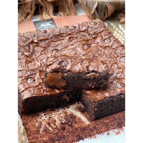 

melted brownie,brownies premium yang lumer dimulut,tidak seret,tidak nyangkut dileher,tidak terlalu manis,rasanya nyoklat banget.gak percayaBuktiin aja