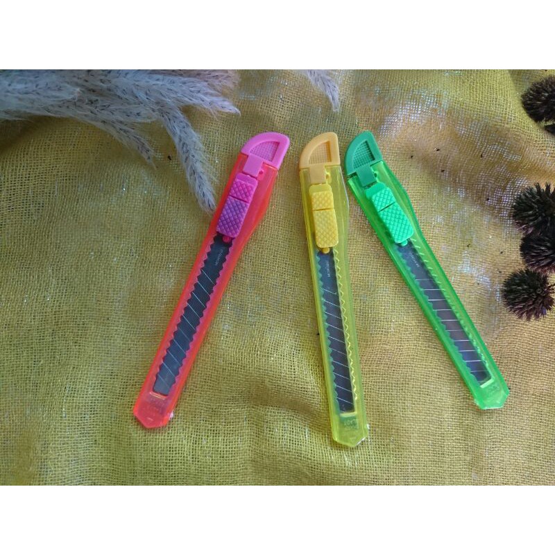 

cutter tanggung Pemes Alat Pemotong Kertas