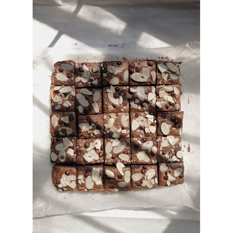 

FUDGY BROWNIES CHOCOCHIP ALMOND