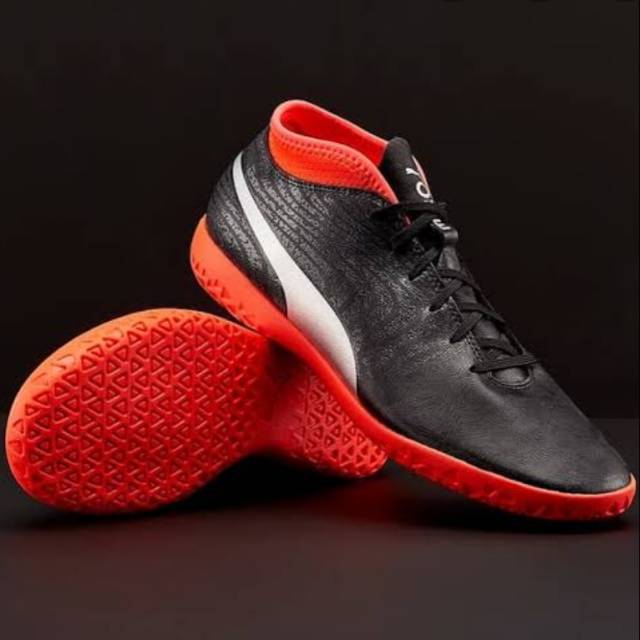 sepatu futsal PUMA ONE 18.4 IT black/silver/red