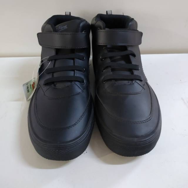 Sepatu sekolah dari bata