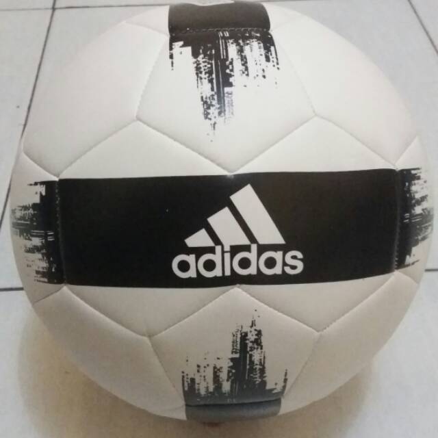 Bola Adidas. Bola Kaki. Lapangan Besar