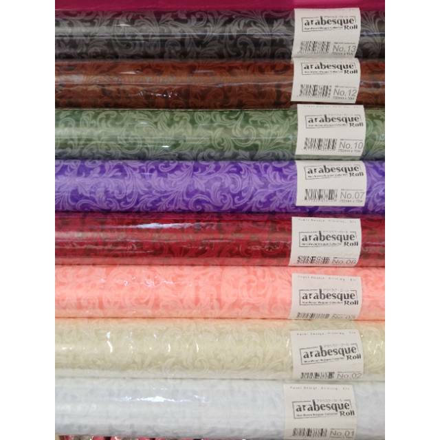 

TOKO ANQA-Flower wrapping nonwoven ARABESQUE rol embossed 75cm x 10meter