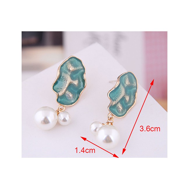 LRC Anting Tusuk Fashion Contrast Pearl Earrings A58815
