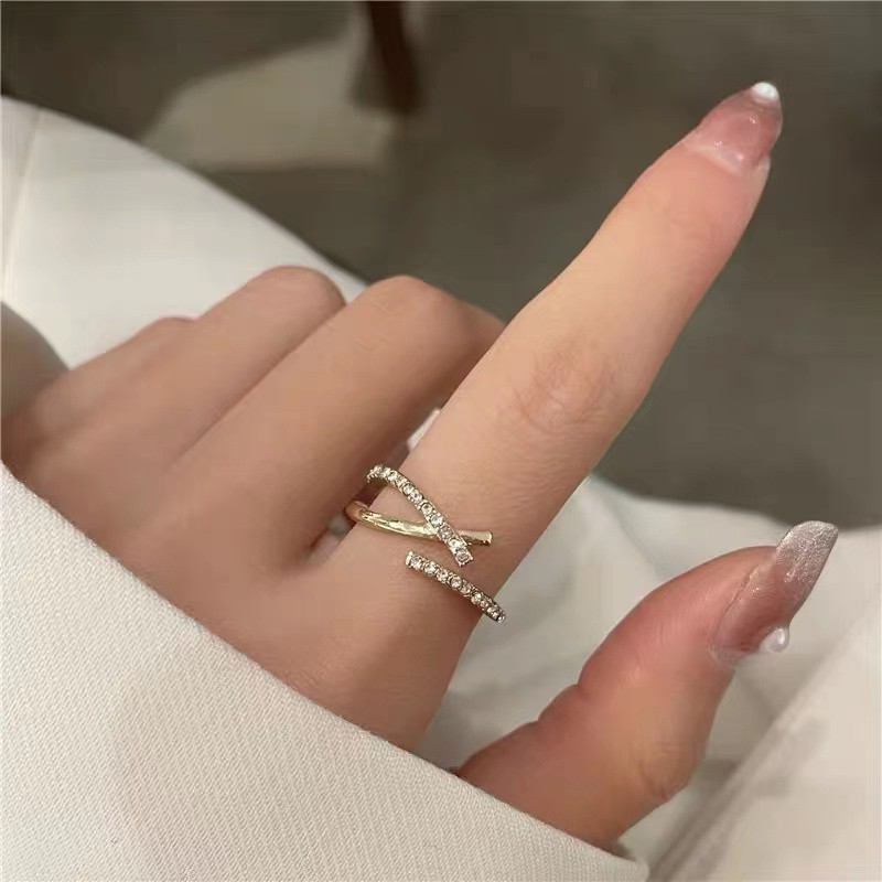 Cincin Desain Salib Aksen Berlian Untuk Wanita