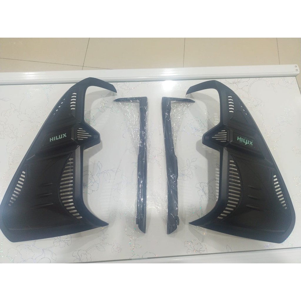 GARNISH BELAKANG HILUX 2021 HITAM