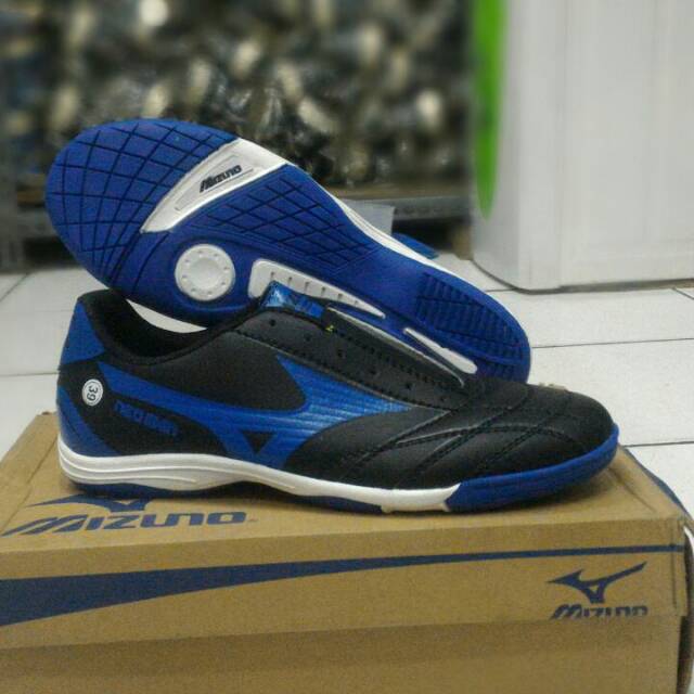 Sepatu futsal mizuno