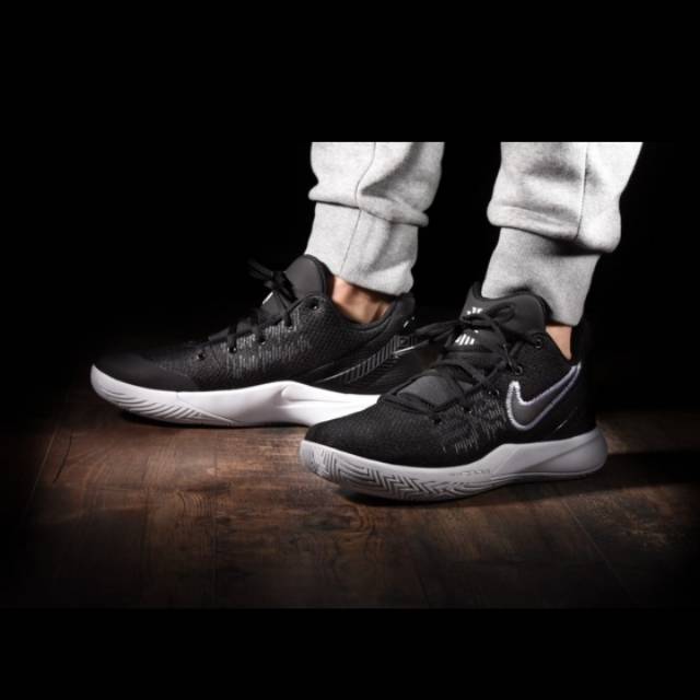 kyrie flytrap black and white