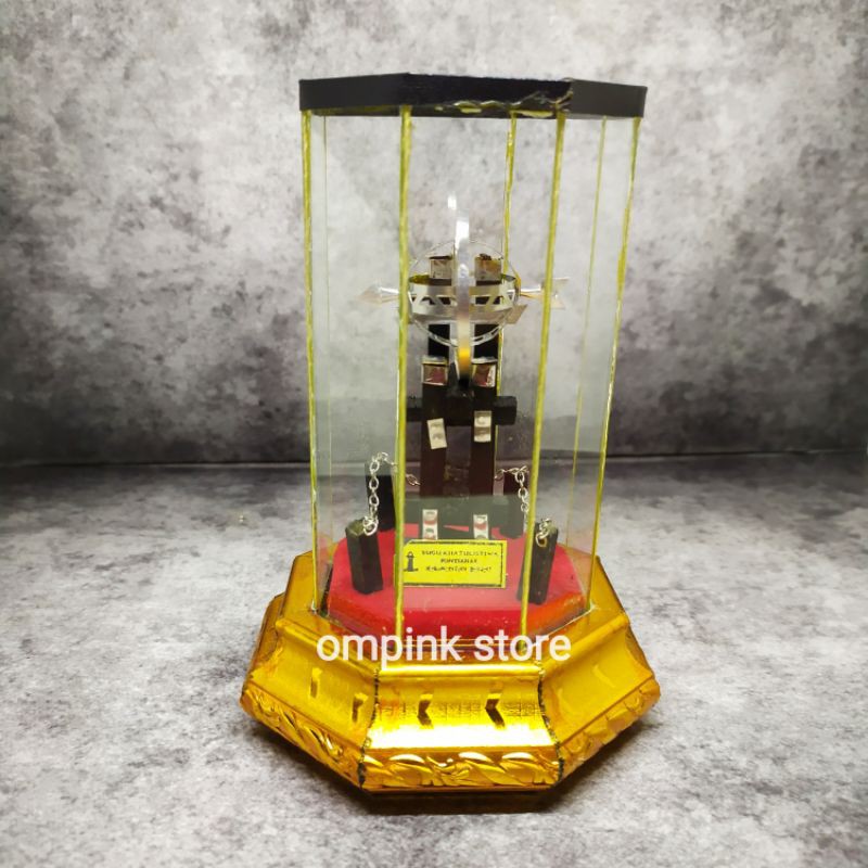 Miniatur Tugu Khatulistiwa  Segilapan oleh oleh Pontianak