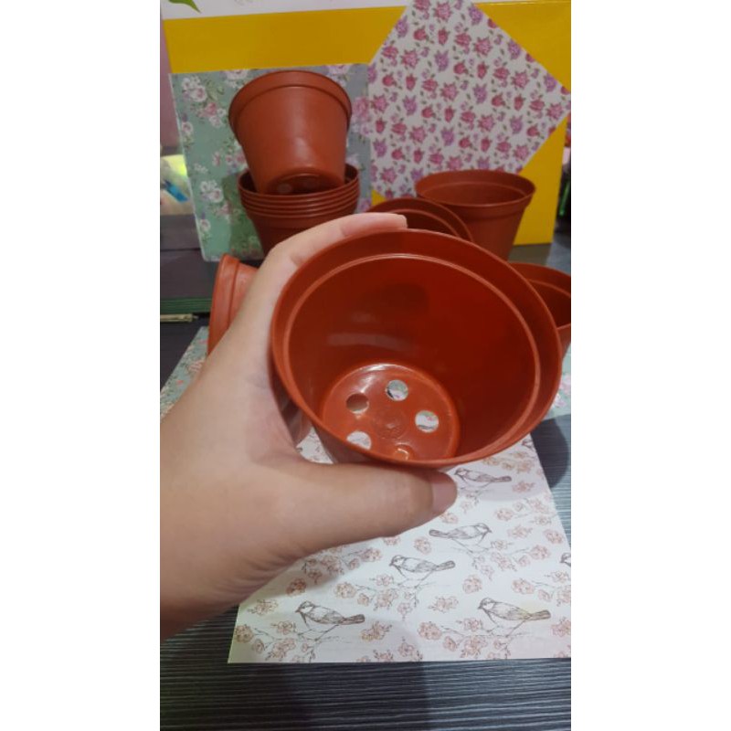 pot plastik kecil