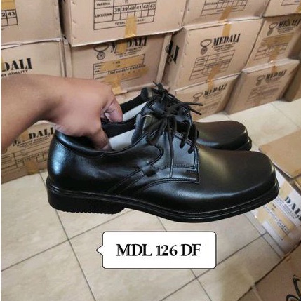 Sepatu kulit pria kantor medali tali hidup tampil lebih keren