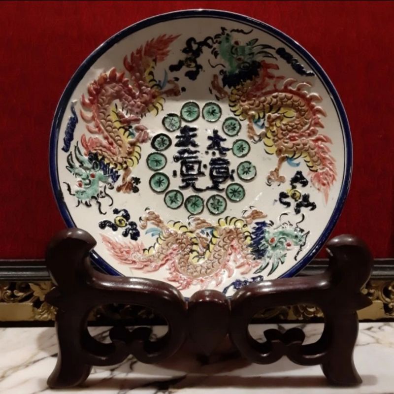 Piring Jumbo Keramik Motif Tiga Naga Timbul