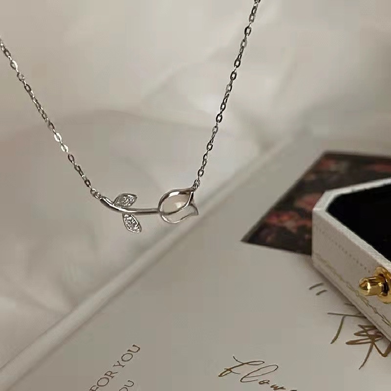 Kalung Rantai Liontin Bunga Tulip Bahan Alloy Warna Silver / Gold Hias Berlian Imitasi Untuk Wanita